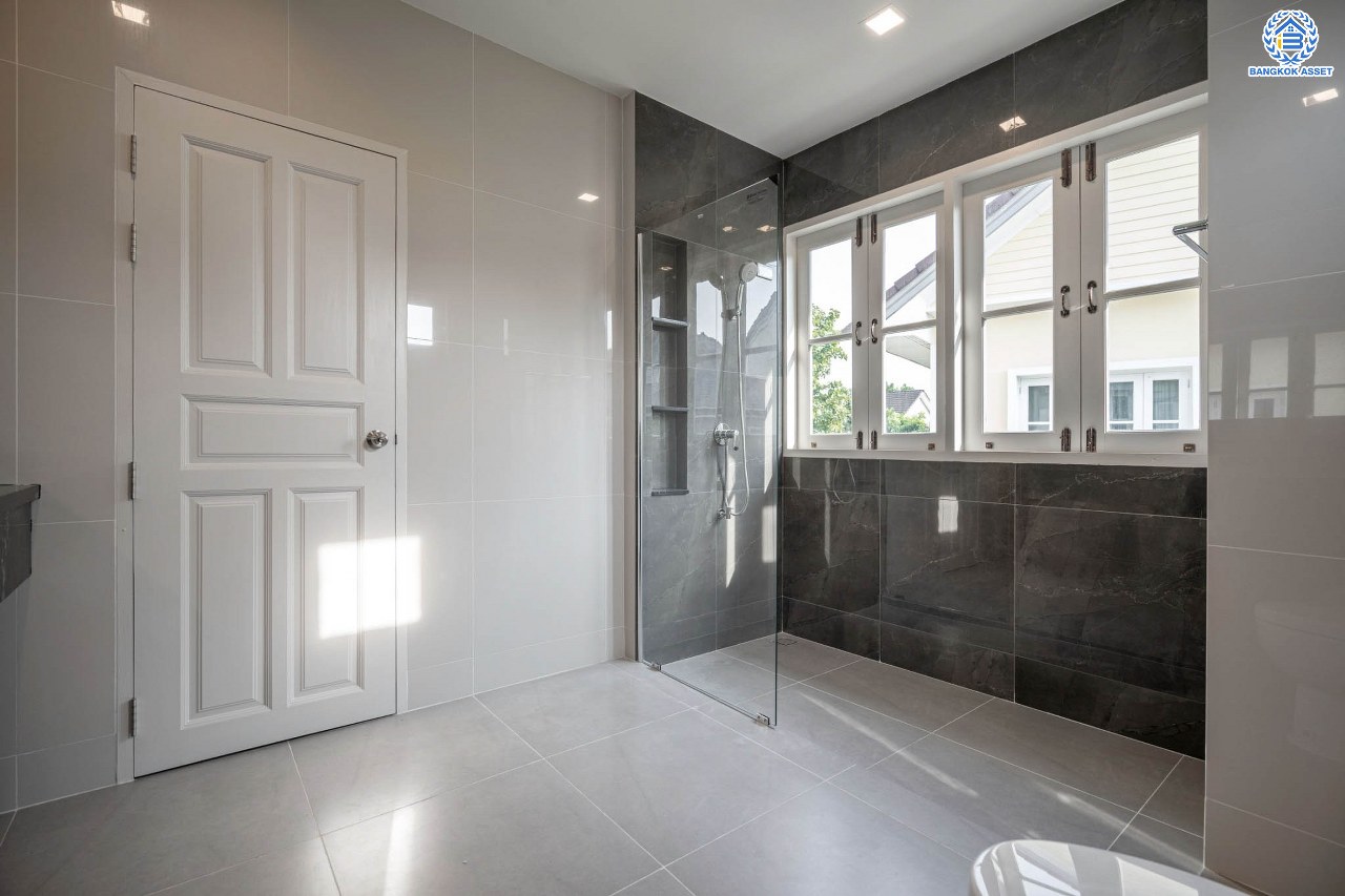 บ้านมือสองตกแต่งใหม่ โครงการ ลัดดารมย์ เพชรเกษม69 ตกแต่งหรูหราดีไซน์สุด Classic วิวสวนสาธารณะ ใกล้ส่วนกลาง บนเนื้อที่ 173.5 ตร.ว. ฟังก์ชันจัดเต็ม 4 ห้องนอน 4 ห้องน้ำ 1 ห้องอเนกประสงค์ 1 ห้องแม่บ้าน จอดรถได้ถึง 2 คัน บนทำเลศักยภาพ เชื่อมต่อหลายเส้นทาง ใกล้เดอะมอลล์บางแค จุดขึ้นทางด่วน "กาญจนาภิเษก" และรถไฟฟ้าสายสีน้ำเงิน "สถานีหลักสอง"